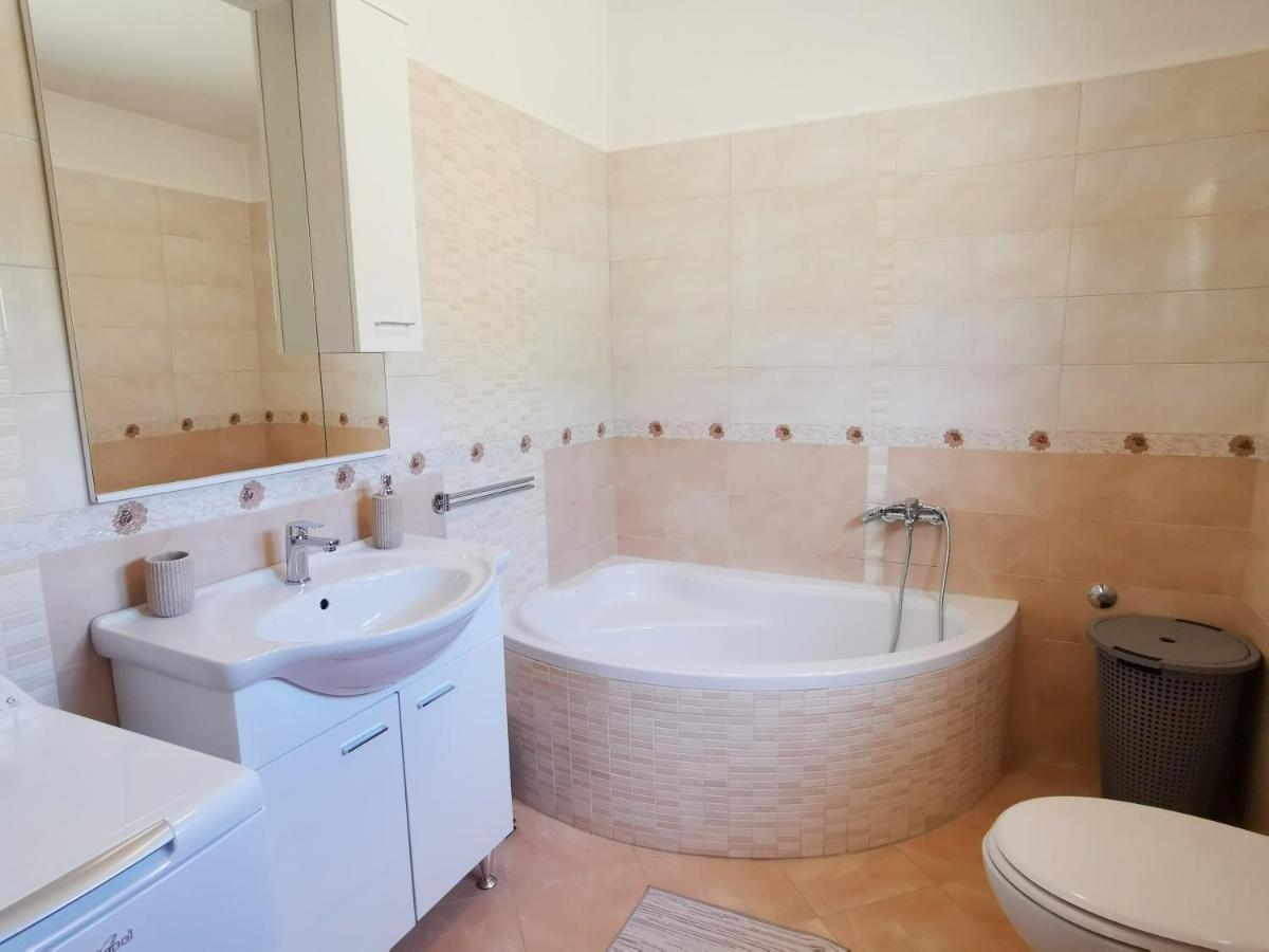 Holiday House Nela Лабин Екстериор снимка